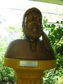 Avicena busto.jpg